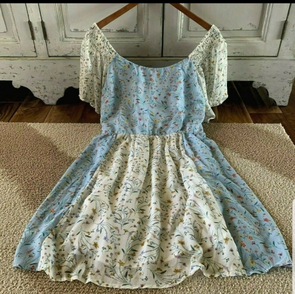 Jen & Jo Dresses & Skirts - Jenn & Jo Floral Bell Sleeve Knee-Length Dress